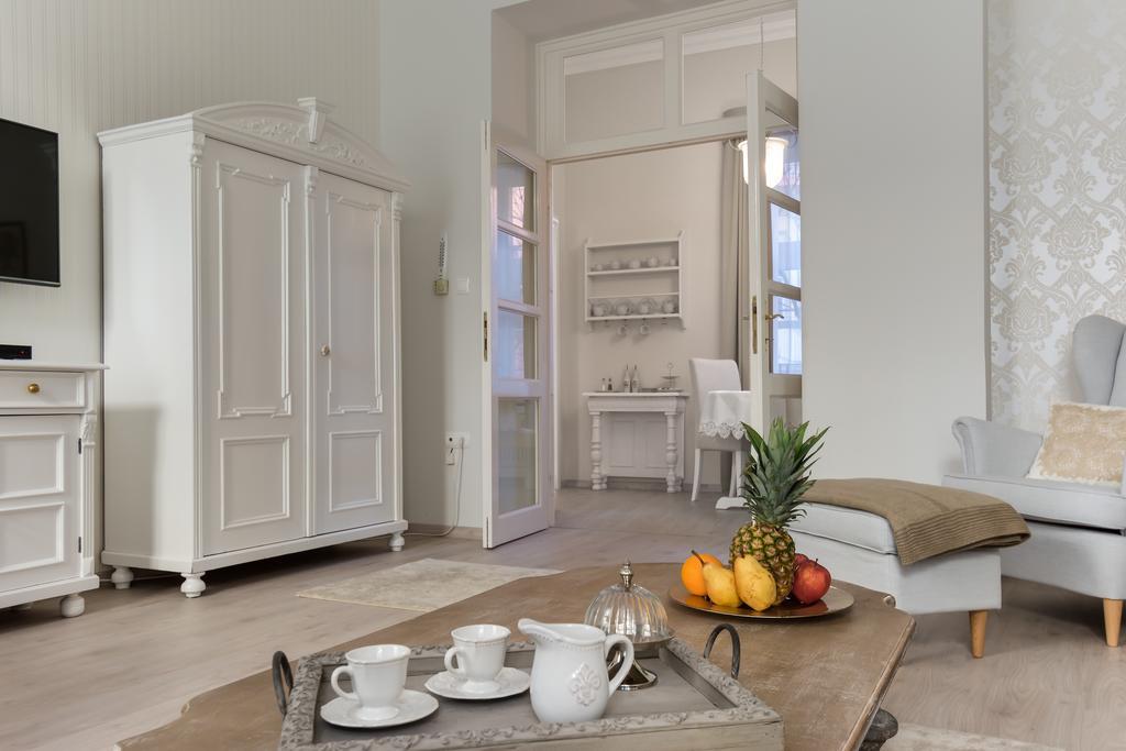 Chestnut & Eliza Suites Будапеща Стая снимка