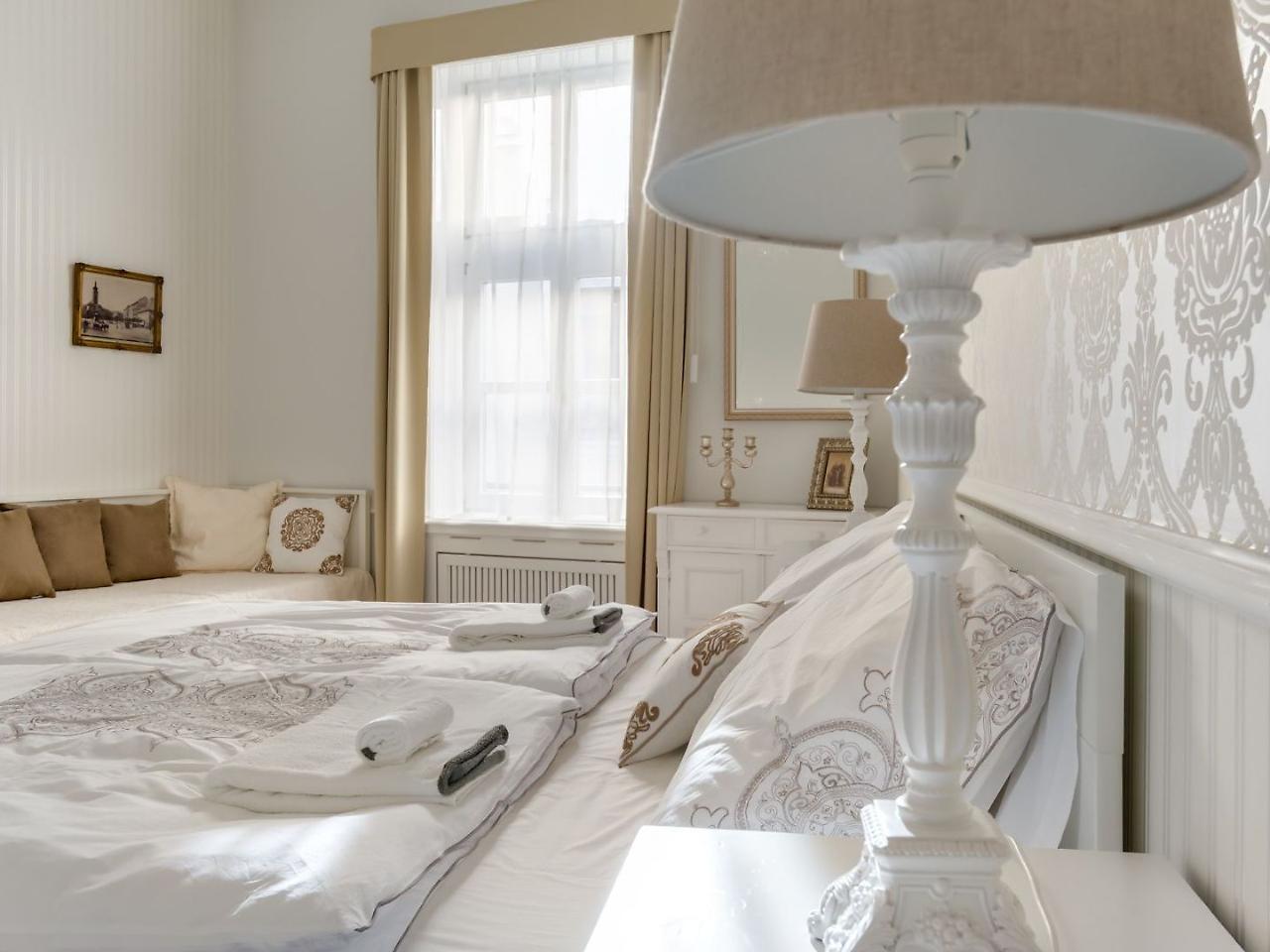 Chestnut & Eliza Suites Будапеща Екстериор снимка